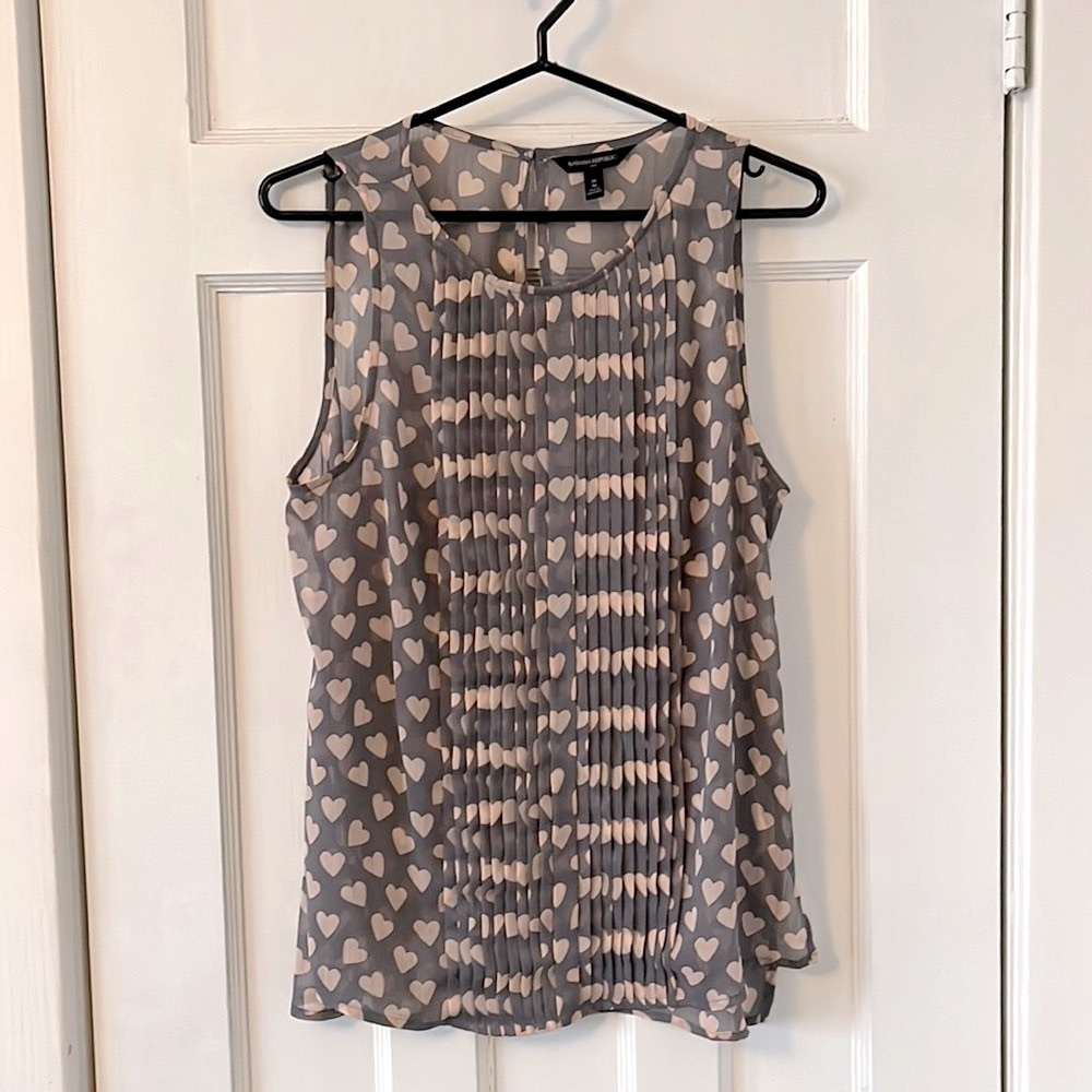 🩷 Banana Republic Heart print - grey and pink sleeveless sheer blouse. Sz M
